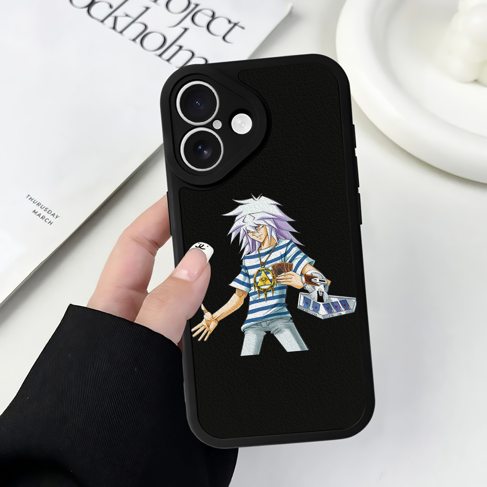 （画像用） 遊☆戯☆王 Yu-Gi-Oh! 【iPhone 16シリーズ対応】シリコンスマホケース（レザー調） 材質：シリコン